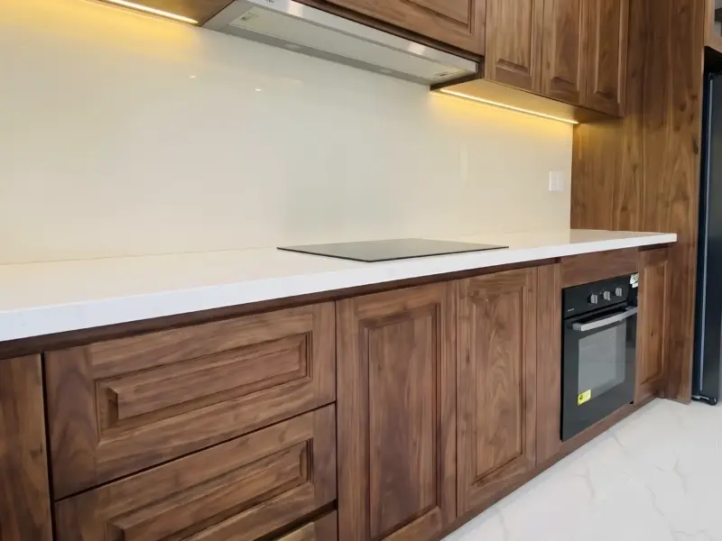 Chi tiết mặt đá và ánh sáng dưới tủ tại nhà Anh Tuấn ở Đông Anh, Hà Nội