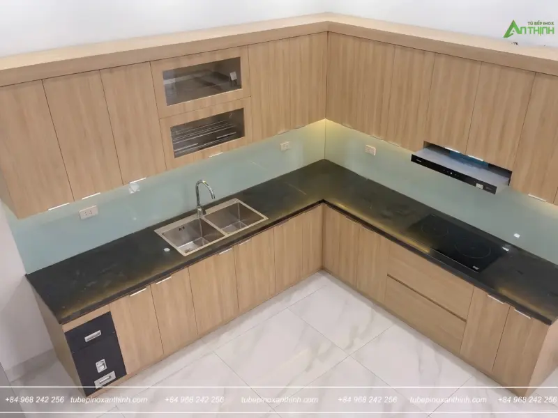 Góc bếp chữ L chị Xuân ở Đống Đa, Hà Nội nhìn từ trên cao