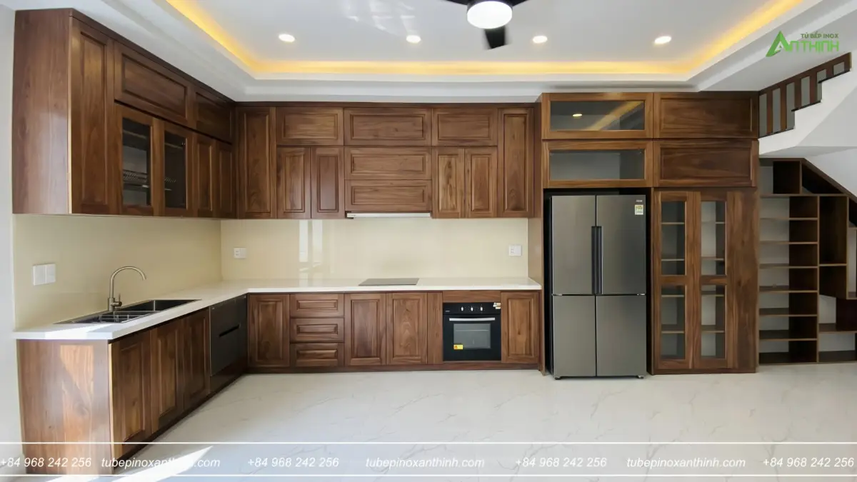 Góc bếp chữ L sang trọng với cánh gỗ óc chó tự nhiên tại gia đình Anh Tuấn tại Đông Anh, Hà Nội