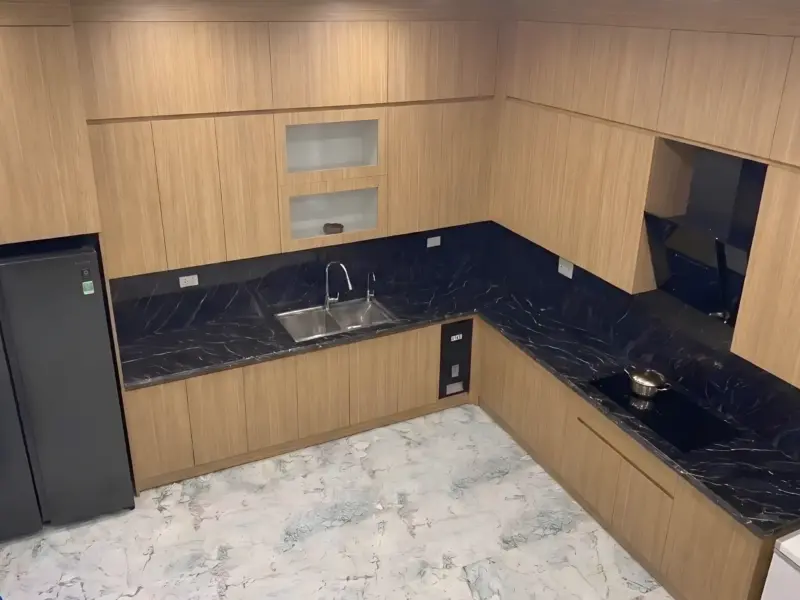 Góc bếp nhìn từ trên cao tại nhà chị Hương ở Hoài Đức, Hà Nội