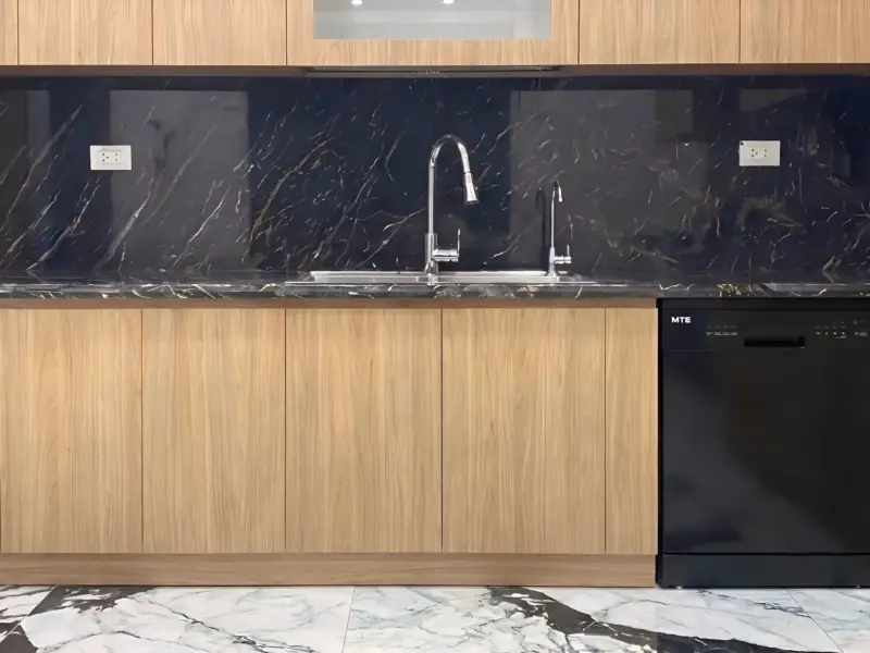 Góc bồn rửa và máy rửa bát tại nhà chị Hương ở Hoài Đức, Hà Nội