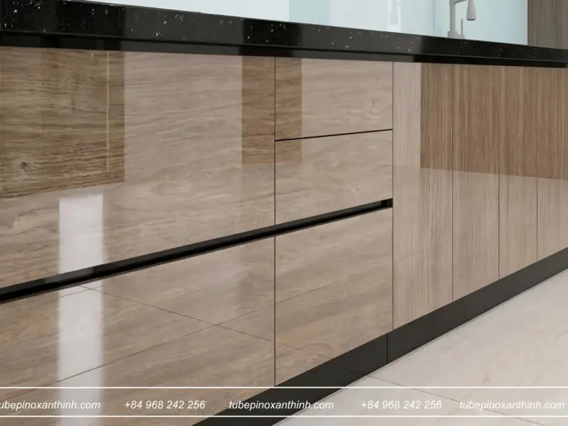 Góc cận tủ dưới cánh Acrylic bóng gương vân gỗ tại Nhà Chị Hoa ở Hai Bà Trưng, Hà Nội