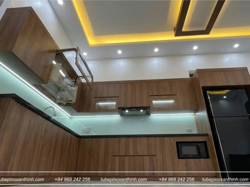 Góc chéo tủ bếp và trần đèn – Nhà Anh Khánh Tại Yên Nghĩa, Hà Nội