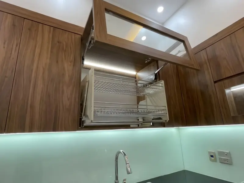 Góc nhìn cận cảnh tủ trên mở giá để bát của công trình tủ Bếp Cánh Gỗ Nhựa Chống Nước Phủ Melamine Cho Gia Đình Anh Khánh tại Yên Nghĩa, Hà Nội