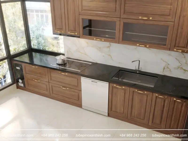 Góc nhìn cao toàn bộ bàn bếp và hệ tủ dưới tại Gia Đình Chị Ngọc Ánh ở Mỹ Đình, Hà Nội