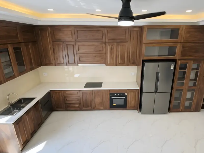 Góc nhìn cao toàn cảnh bếp tại nhà Anh Tuấn ở Đông Anh, Hà Nội