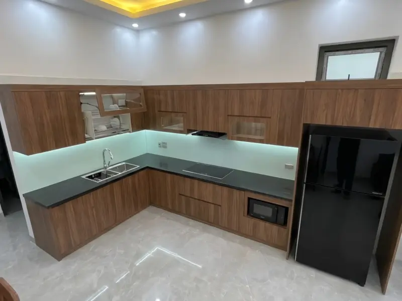 Góc nhìn rộng toàn bộ không gian bếp của công trình tủ Bếp Cánh Gỗ Nhựa Chống Nước Phủ Melamine Cho Gia Đình Anh Khánh tại Yên Nghĩa, Hà Nội
