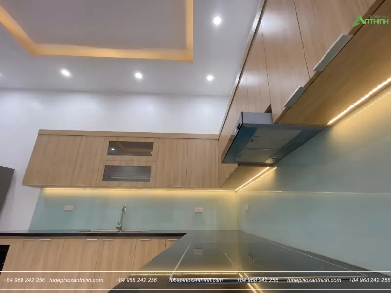 Góc nhìn thấp tủ bếp chị Xuân ở Đống Đa, Hà Nội – ánh sáng LED vàng ấm