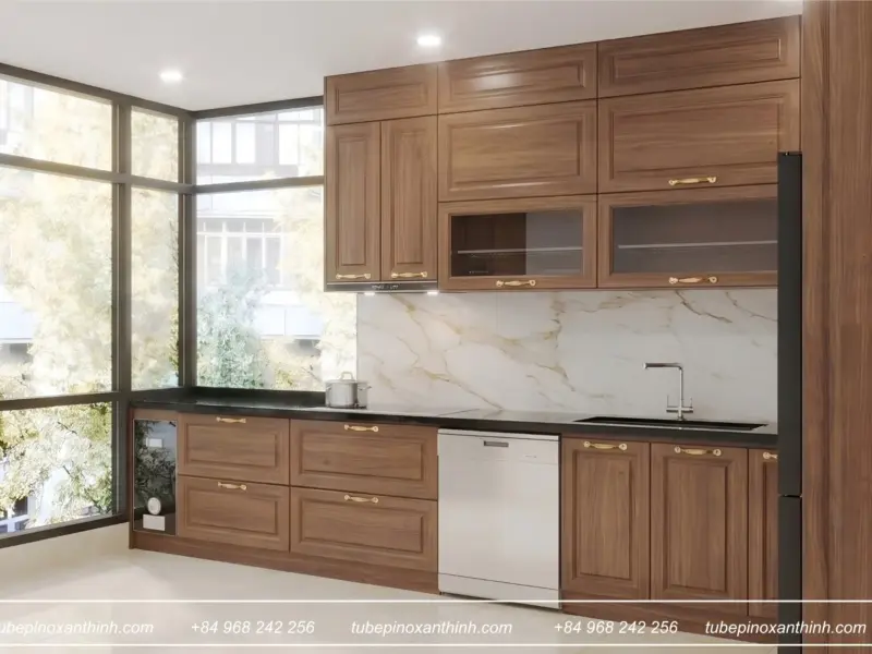 Góc nhìn toàn cảnh bếp sáng sủa từ cửa sổ tại Gia Đình Chị Ngọc Ánh ở Mỹ Đình, Hà Nội