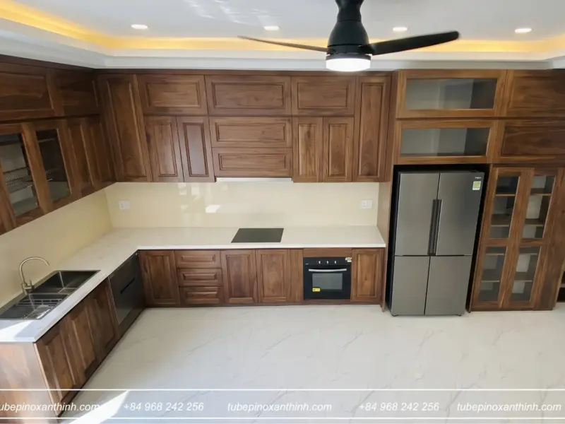 Góc nhìn tổng thể bếp gỗ óc chó rộng rãi tại gia đình Anh Tuấn tại Đông Anh, Hà Nội