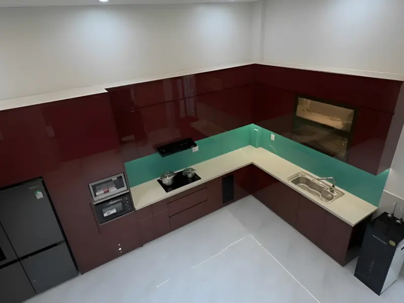 Góc nhìn từ trên xuống tủ bếp L tại nhà chị Giang ở Đan Phượng, Hà Nội