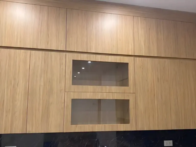 Hệ tủ trên có cánh kính tại nhà chị Hương ở Hoài Đức, Hà Nội