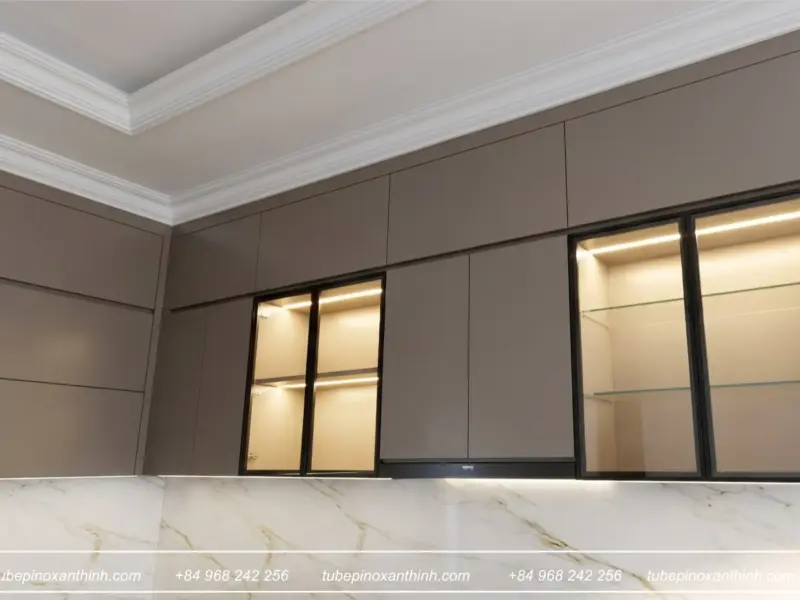 Hệ tủ trên có tủ kính và đèn LED tại Gia Đình Anh Đức ở Việt Trì, Phú Thọ