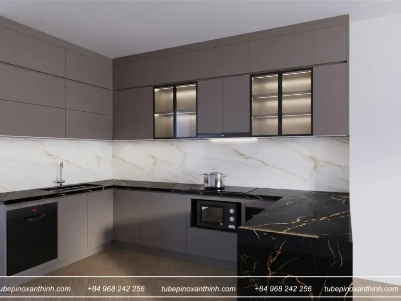 Không gian bếp chữ L đầy đủ tiện nghi tại Gia Đình Anh Đức ở Việt Trì, Phú Thọ