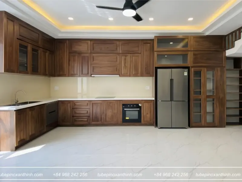 Không gian bếp mở với tủ gỗ óc chó tự nhiên tại gia đình Anh Tuấn tại Đông Anh, Hà Nội