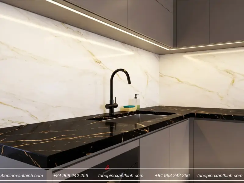 Khu vực chậu rửa và vòi nước hiện đại tại Gia Đình Anh Đức ở Việt Trì, Phú Thọ