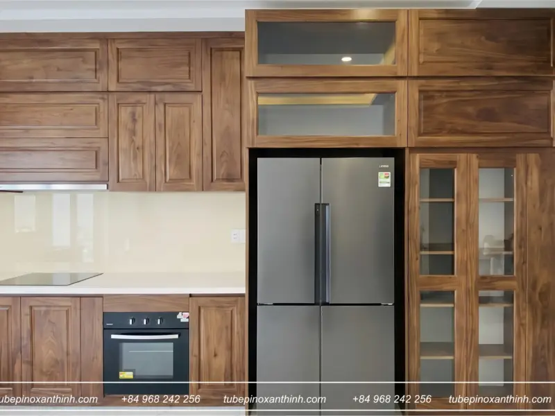 Khu vực tủ lạnh và tủ cao gỗ óc chó tại gia đình Anh Tuấn tại Đông Anh, Hà Nội