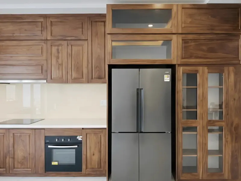 Khu vực tủ lạnh và tủ kính cao tại nhà Anh Tuấn ở Đông Anh, Hà Nội