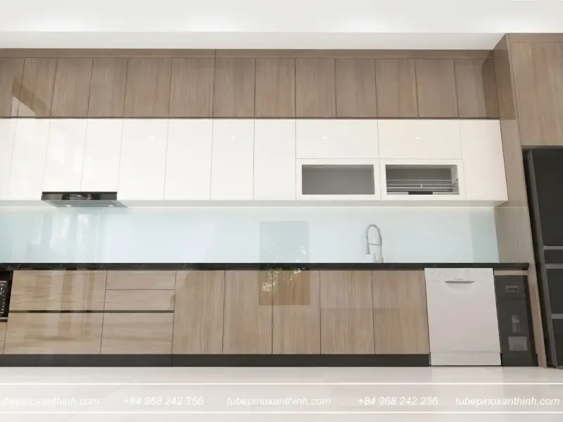 Toàn bộ không gian tủ bếp Acrylic bóng gương sang trọng tại Nhà Chị Hoa ở Hai Bà Trưng, Hà Nội