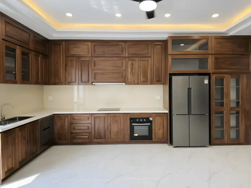 Toàn cảnh bếp chữ L mở rộng tại nhà Anh Tuấn ở Đông Anh, Hà Nội
