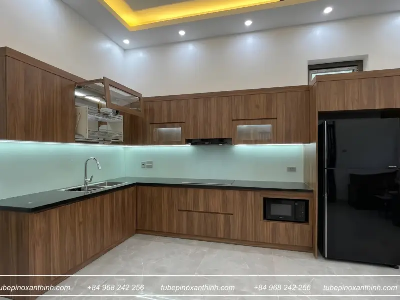 Toàn cảnh bếp hiện đại có tủ lạnh – Nhà Anh Khánh Tại Yên Nghĩa, Hà Nội