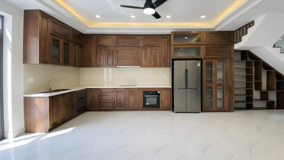 Toàn cảnh bếp với cửa sổ bên trái tại nhà Anh Tuấn ở Đông Anh, Hà Nội