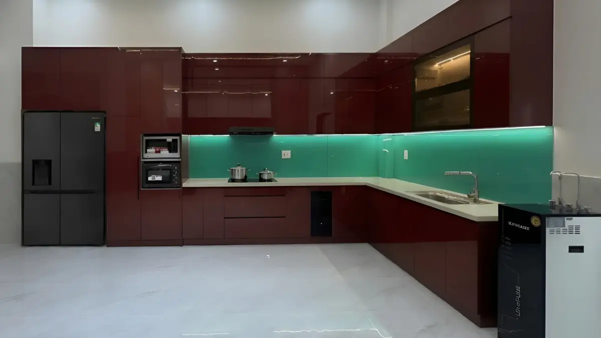 Toàn cảnh căn bếp acrylic bóng gương hiện đại rộng rãi tại Gia Đình Chị Giang ở Đan Phượng, Hà Nội