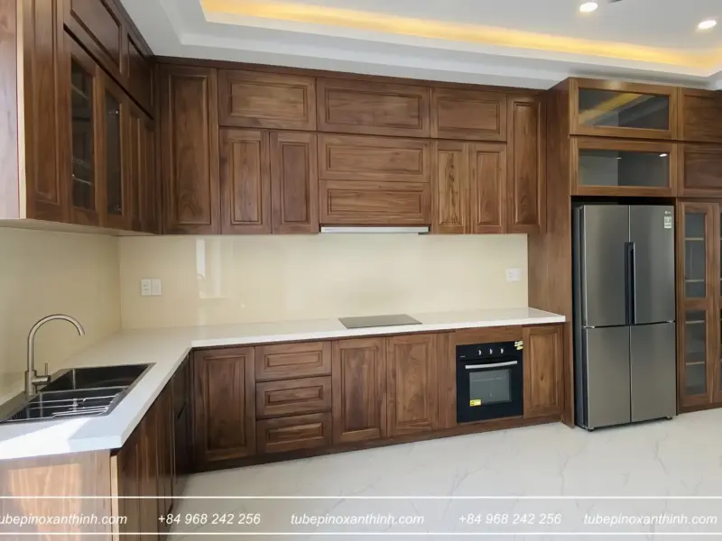 Toàn cảnh tủ bếp gỗ óc chó hiện đại tại gia đình Anh Tuấn tại Đông Anh, Hà Nội