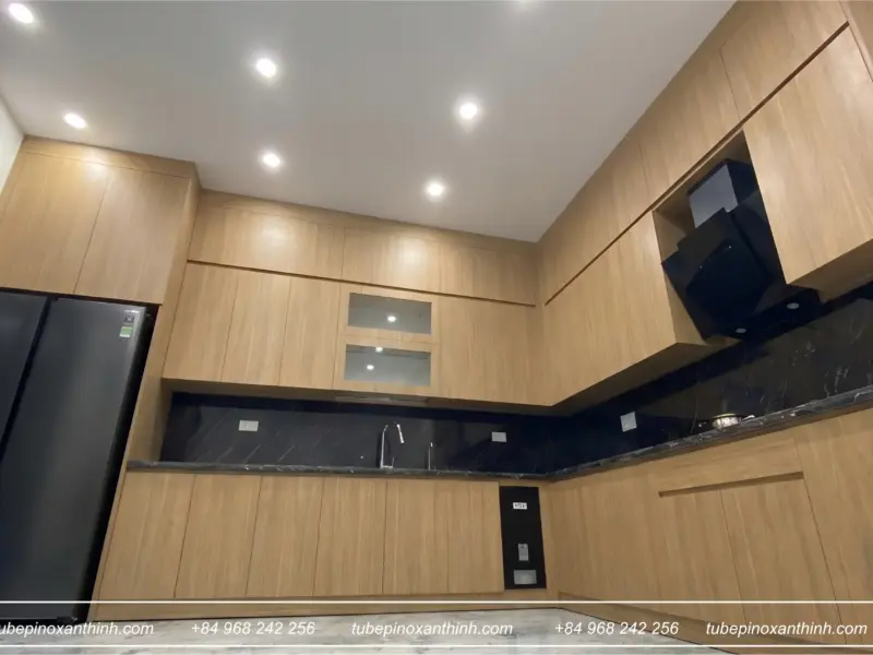 Tủ bếp Inox 304 cánh gỗ MDF chống ẩm phủ Melamine – góc toàn cảnh L tại nhà chị Hương ở Hoài Đức, Hà Nội