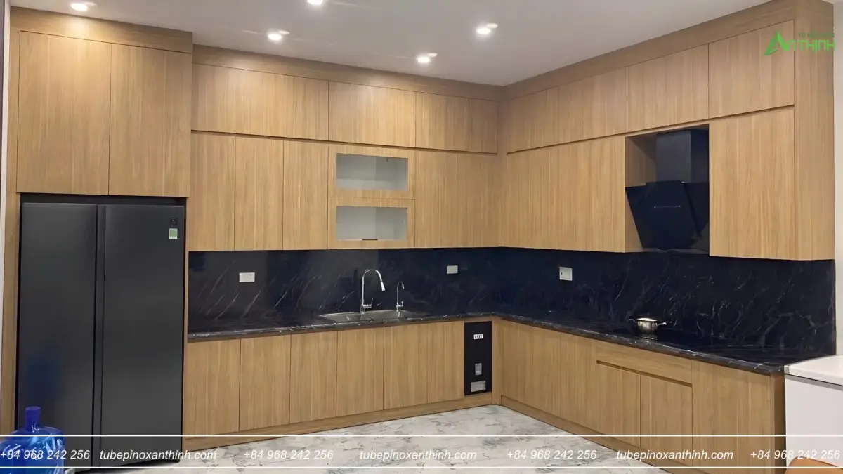 Tủ bếp Inox 304 cánh gỗ MDF chống ẩm phủ Melamine – không gian bếp mở tại nhà chị Hương ở Hoài Đức, Hà Nội