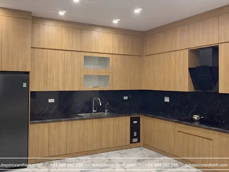 Mẫu tủ bếp Inox 304 cánh gỗ MDF chống ẩm phủ Melamine đẹp, bền cho nhà chị Hương tại Hoài Đức, Hà Nội