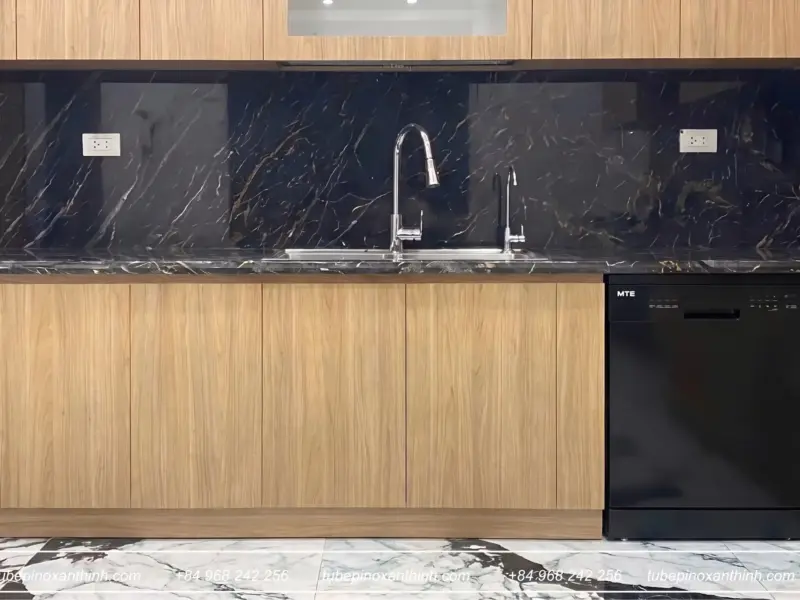 Tủ bếp Inox 304 cánh gỗ MDF chống ẩm phủ Melamine – khu vực bồn rửa tại nhà chị Hương ở Hoài Đức, Hà Nội