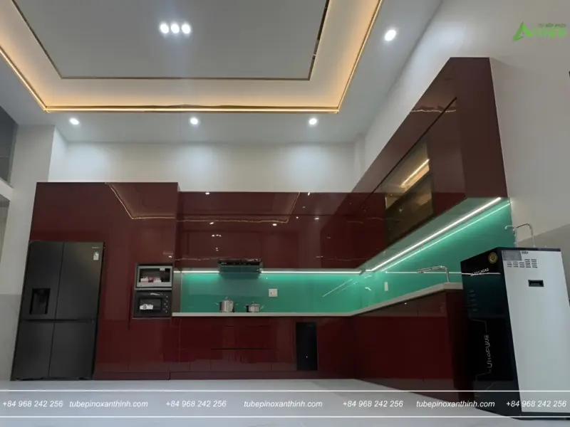Tủ bếp acrylic bóng gương đỏ rượu kết hợp trần đèn giật cấp tại Gia Đình Chị Giang ở Đan Phượng, Hà Nội