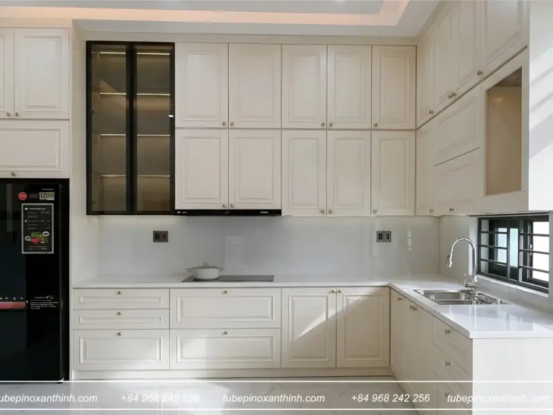 Tủ bếp chữ L trắng kem sang trọng tại gia đình em Hậu ở Ba Vì, Hà Nội