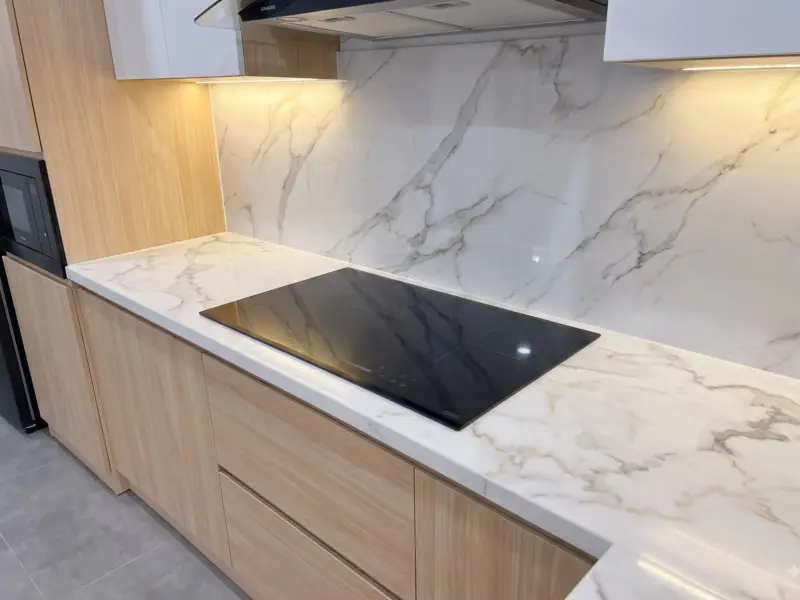 Chi tiết bếp từ và mặt đá tủ bếp Inox 304 cánh gỗ MDF chống ẩm phủ Melamine của Chị Chi tại Cầu Giấy, Hà Nội