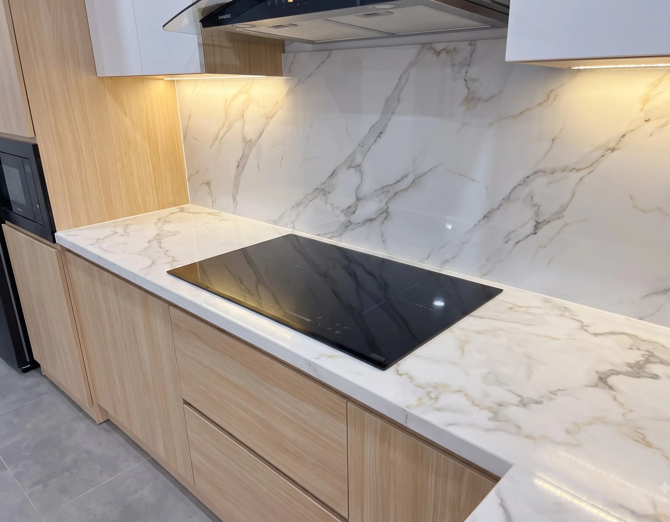 Chi tiết bếp từ và mặt đá tủ bếp Inox 304 cánh gỗ MDF chống ẩm phủ Melamine của Chị Chi tại Cầu Giấy, Hà Nội