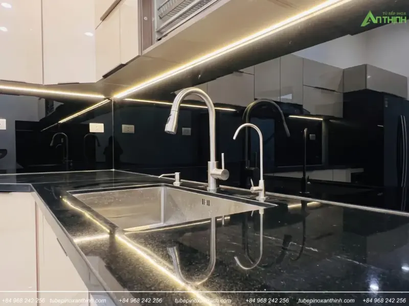 Chi tiết chậu rửa Nhà Cô Ngân Tại Chương Mỹ Hà Nội vòi inox và mặt đá