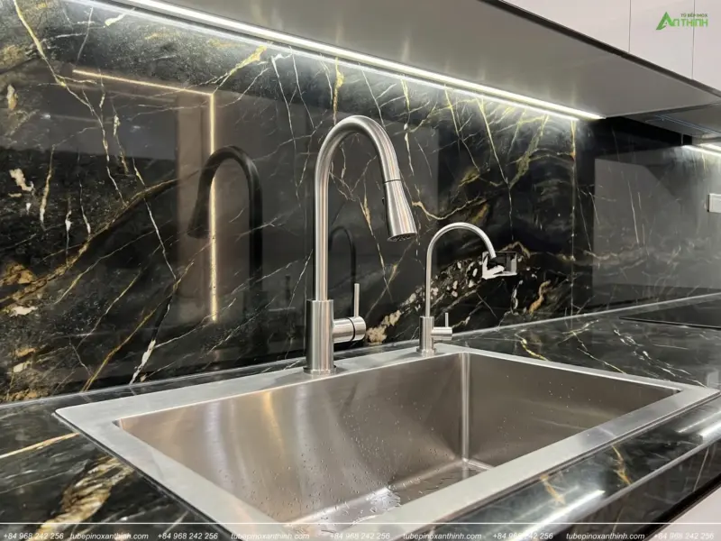 Chi tiết chậu rửa và vòi inox tủ bếp nhà anh Dương tại Gia Lâm, Hà Nội