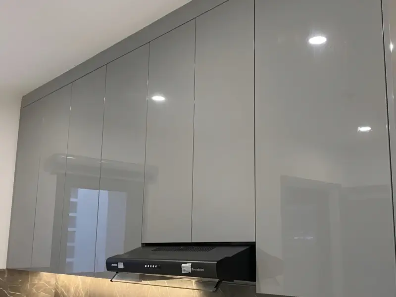 Chi tiết hệ tủ trên acrylic bóng gương chị Quỳnh tại Thạch Bàn, Long Biên