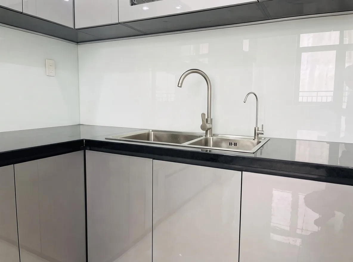 Chi tiết khu vực chậu rửa tủ bếp Inox 304 cánh Acrylic bóng gương của gia đình chú Bắc tại Nam Từ Liêm, Hà Nội