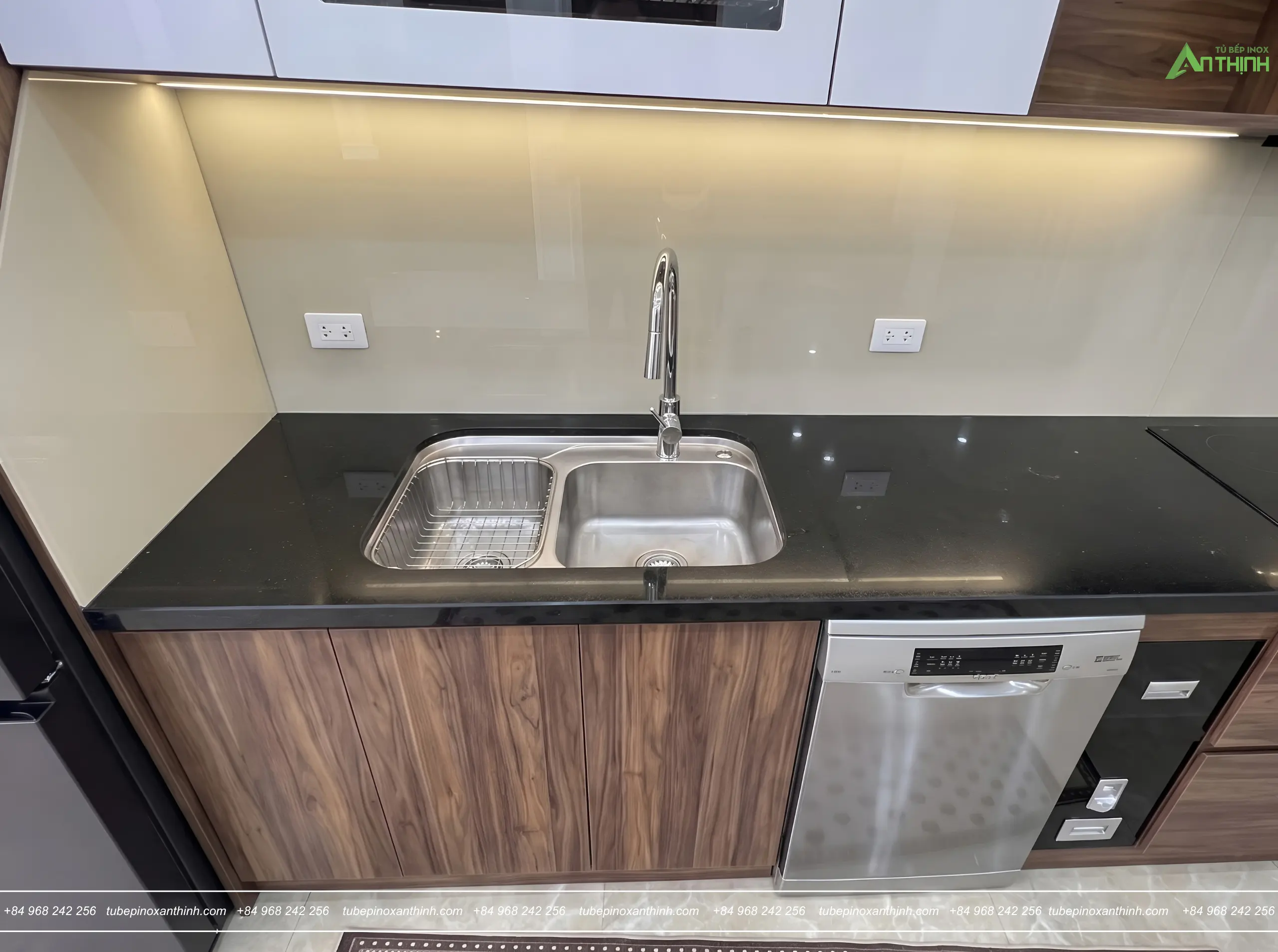 Chi tiết khu vực rửa nhà Anh Thắng ở Ba Đình, Hà Nội