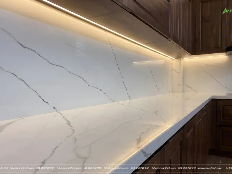 Chi tiết mặt đá và đèn LED tủ bếp nhà anh Trường ở Quốc Oai, Hà Nội