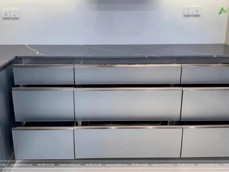 Chi tiết ngăn kéo dưới bếp gia đình chị Trâm ở Tây Hồ, Hà Nội