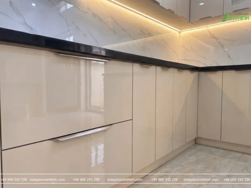 Chi tiết tủ dưới gia đình Chị Thảo tại Thanh Trì Hà Nội cánh bóng và tay nắm