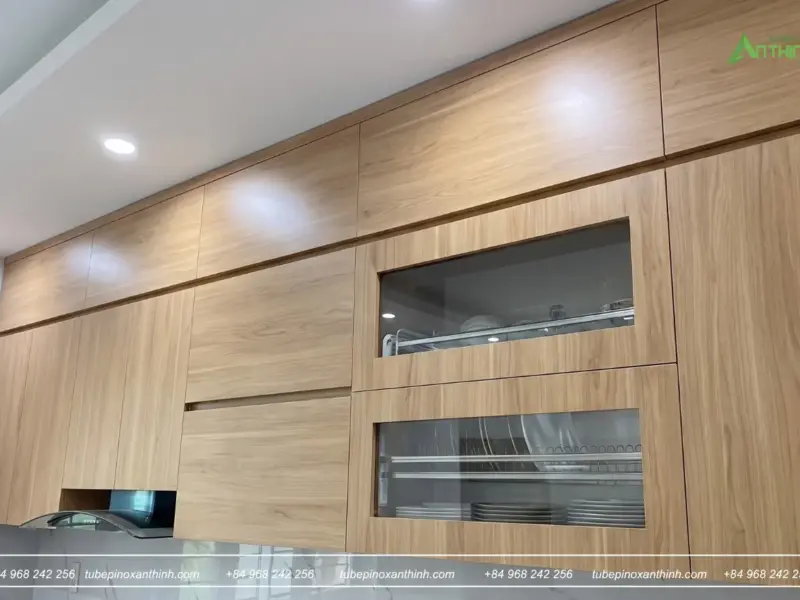 Chi tiết tủ trên của gia đình chị Châu tại Yên Hòa Hà Nội tủ kính và kệ bát