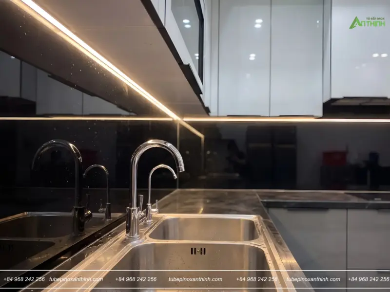 Chi tiết vòi rửa và đèn LED dưới tủ ở Nhà Chị Như tại Hoàn Kiếm, Hà Nội