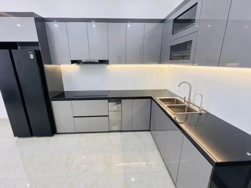 Góc bếp chữ L nhìn từ phía chậu rửa tủ bếp Inox 304 cánh Acrylic bóng gương của gia đình chú Bắc tại Nam Từ Liêm, Hà Nội