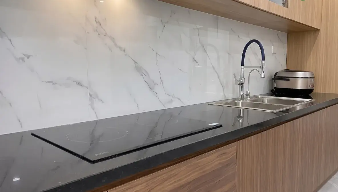 Góc bếp gần của gia đình chị Châu tại Yên Hòa Hà Nội mặt đá và thiết bị