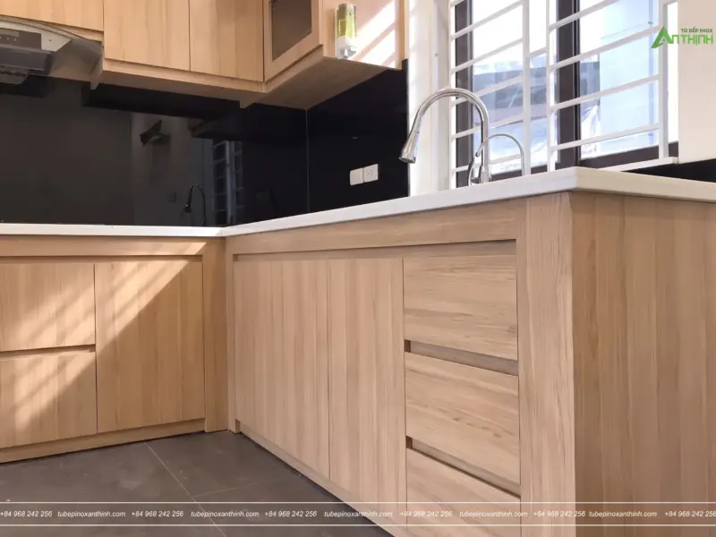 Góc bếp hiện đại gia đình Cô Dung tại Tây Mỗ, Hà Nội – Chi tiết ngăn kéo và vòi nước