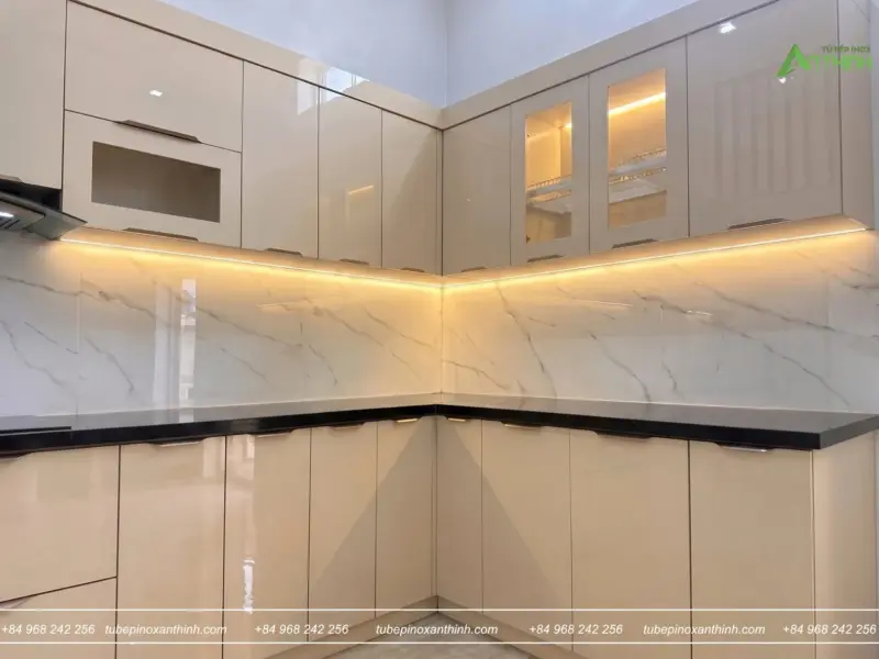 Góc bếp lung linh gia đình Chị Thảo tại Thanh Trì Hà Nội ánh sáng led và tủ kính